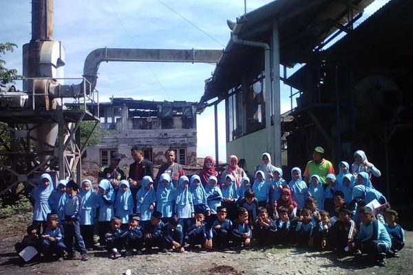 Kunjungan Edukatif Siswa TK Dan MI Glinggang Ke Pabrik Minyak Kayu Putih Pulung